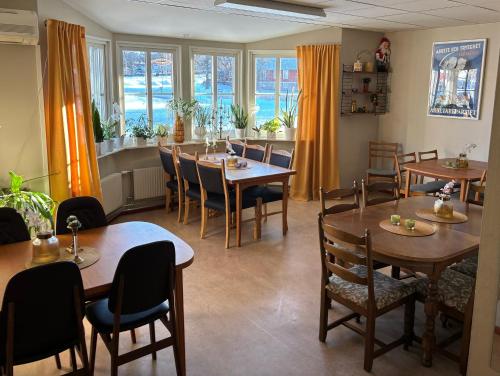 KyrkhultHälsokällans Bed and Breakfast的用餐室设有桌椅和窗户。