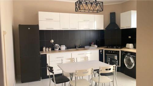 莫纳斯提尔Modern Apartment High Standards的厨房配有白色的桌椅