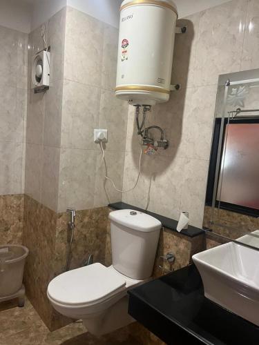 马拉里Sana Challet Manali的一间带卫生间和水槽的浴室