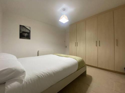 LemingtonBoss Breaks- Newcastle的卧室配有一张白色大床和橱柜。