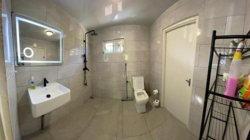 帕拉马里博Osso fu mi ati (huis van mijn hart)的浴室配有白色卫生间和盥洗盆。