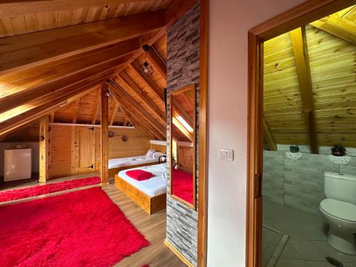 吉诺卡斯特Kore Guest House的阁楼卧室配有两张床和一间浴室。