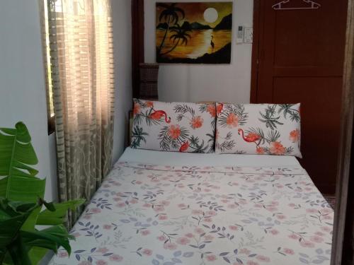 圣维森特Vincent Lloyd's Guestroom的一间卧室配有一张带花卉图案的床单