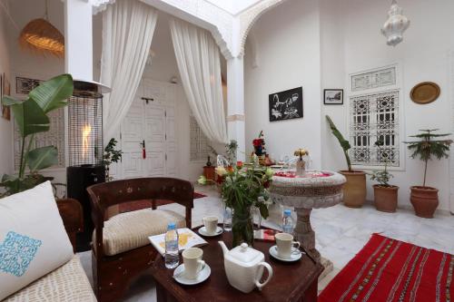 马拉喀什Riad Morocco Sky的客厅配有桌子和沙发