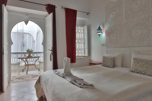 马拉喀什Riad Morocco Sky的一间卧室配有一张带红色窗帘的大床