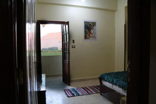 卢克索Twin rooms close to most tourist areas的卧室设有一扇门,可通往带一张床的房间