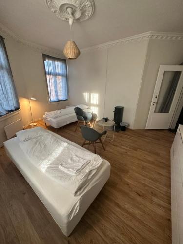 奥斯陆Center Apartments Group的一间卧室配有一张床和一把椅子