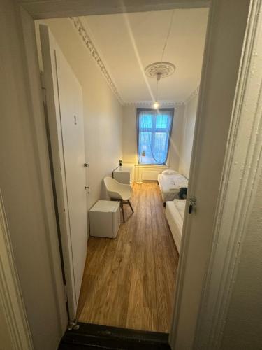 奥斯陆Center Apartments Group的走廊上设有一张床和一张沙发