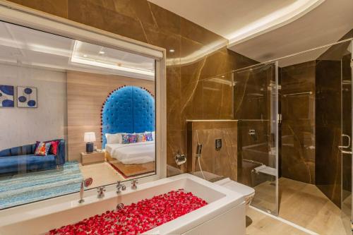 NadiādHOTEL ICON的一间设有装满红玫瑰的浴缸的浴室