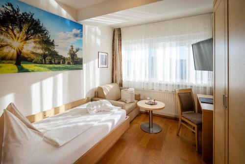 泰哈姆山麓弗拉德尼茨施蒂利亚大酒店的酒店客房配有一张床铺和一张桌子。