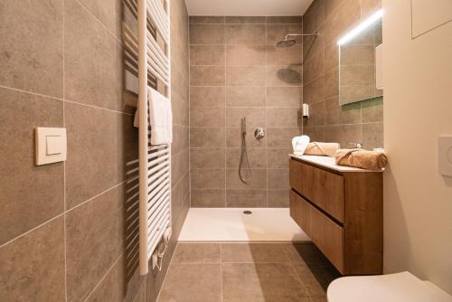 埃纲尔赫姆SYBA Gastenverblijf的带淋浴、卫生间和盥洗盆的浴室