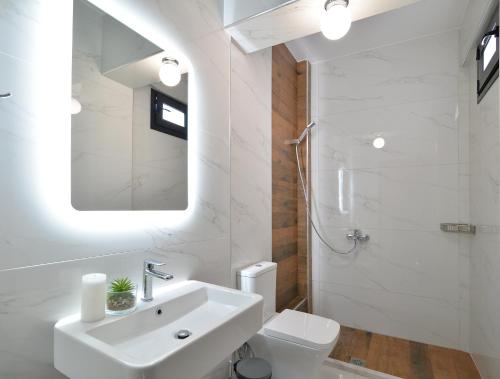 乐托卡亚Villa Chrisanthi的白色的浴室设有水槽和镜子