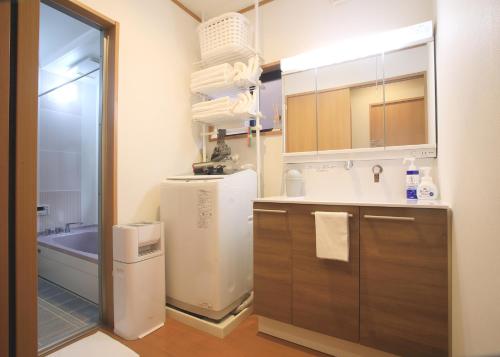 Takagiたび宿SeKKoku的厨房配有冰箱和水槽