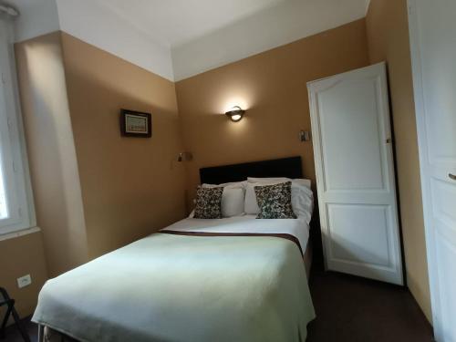 尼斯钟楼别墅酒店的一间卧室设有两张床和一扇门