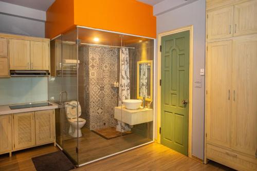 河内Chez Van的一间带卫生间和玻璃淋浴间的浴室