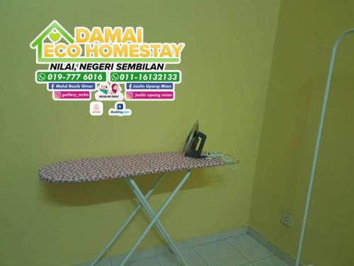 汝来Damai Eco Homestay Nilai Negeri Sembilan的墙上有标牌的房间桌子