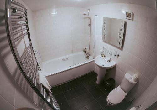 霍尼顿希斯菲尔德旅馆的带浴缸、盥洗盆和卫生间的浴室