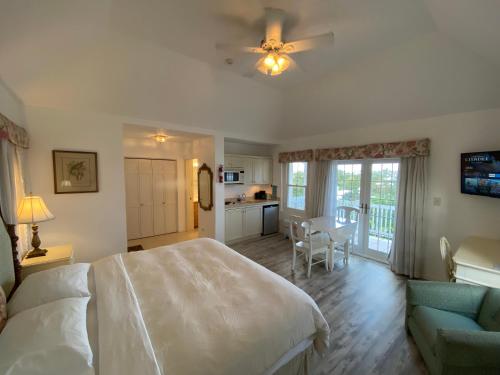 汉密尔顿艾格山庄园旅馆的一间卧室设有一张床和一间客厅。