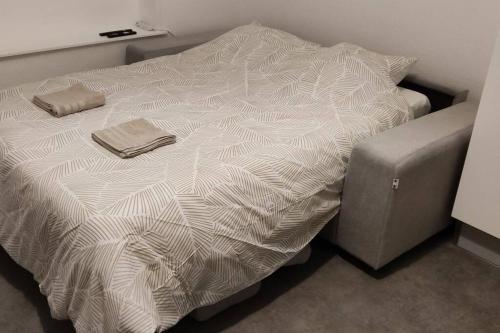 塞克兰N°2 Seclin - Appartement plein cœur - 1 chambre的客房内的一张带白色棉被的床