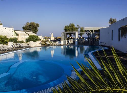 佩里沃罗Sea View Beach Hotel的蓝色海水大型游泳池