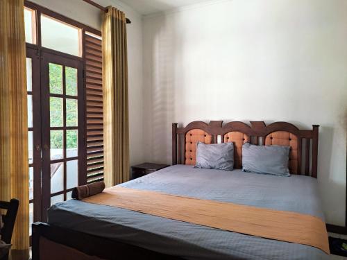 巴朗戈德White Grand Hotel的一间卧室配有一张带木制床头板的床和窗户。