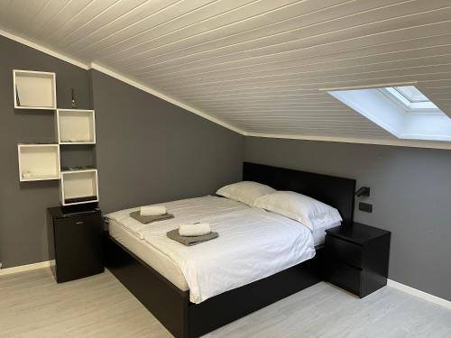 科巴里德Room Aria的一间卧室配有一张床,上面有两条毛巾