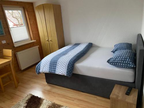 施韦比施哈尔Apartment in der Altstadt的一间卧室配有一张带两个蓝色枕头的床