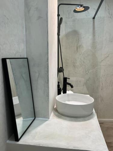 托朗Casa da Xica的一间带水槽和镜子的浴室
