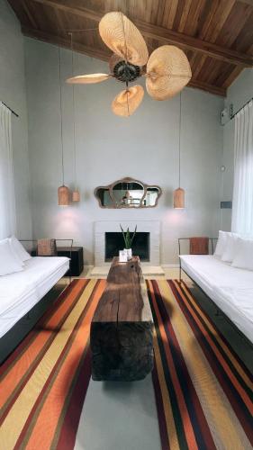 吉亚迪诺镇La Pasiva的客厅配有两张床和一张木桌