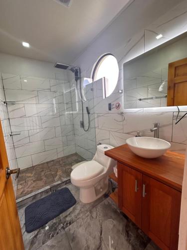 福尔图纳Luxury Villas Arenal的带淋浴、卫生间和盥洗盆的浴室