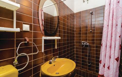巴比诺波尔杰Holiday house Bore的一间带水槽和镜子的浴室