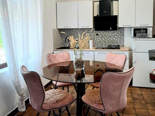 巴比诺波尔杰Holiday house Bore的餐桌、椅子和花瓶