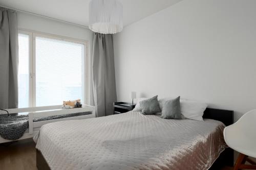 赫尔辛基New LUXUS 3BR Helsinki Home的白色的卧室设有床和窗户