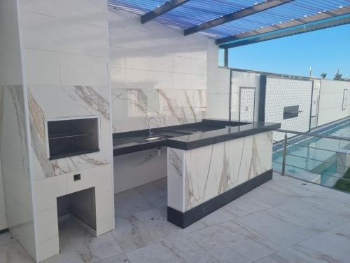 Coroa VermelhaFLJ residencial的带水槽的柜台和阳台的厨房