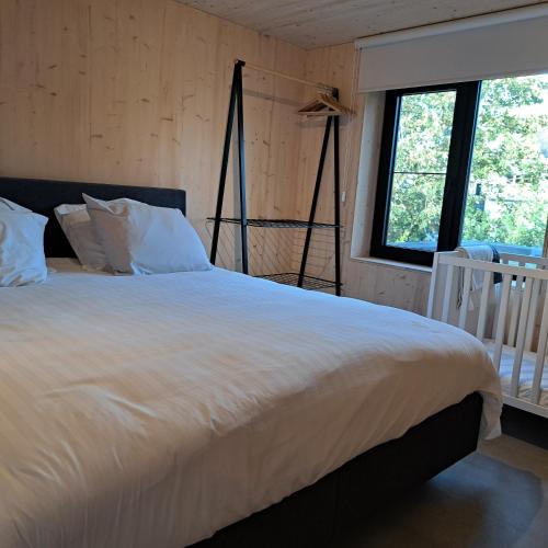 科克赛德Dunehuys的卧室配有一张大白色床和窗户