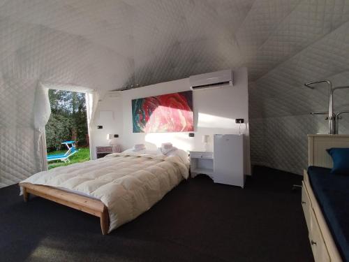 伊特里Glamping Domes San Martino的一间大卧室,房间内设有一张大床