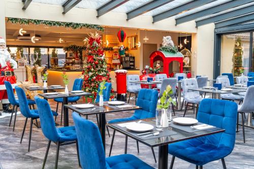 腓特烈港Villa Natalia am See的餐厅拥有桌椅和圣诞装饰
