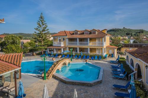 阿利卡纳斯Elpida Hotel的一座带游泳池和度假村的别墅