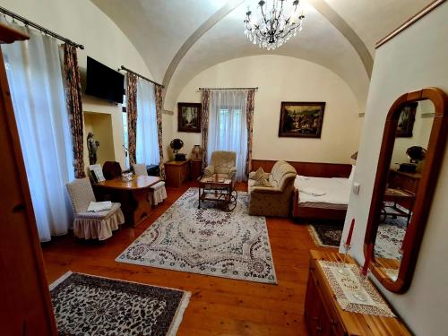 GherlaArmenopolis - Adults Only的客厅配有沙发和桌子