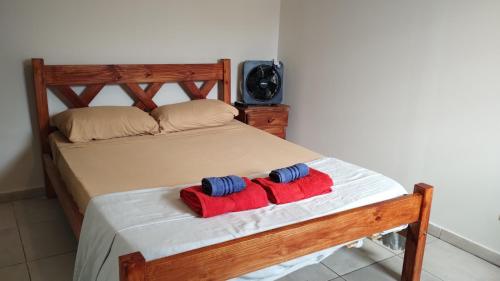 门多萨Altos Mendoza Calle Entre Ríos的卧室内床边的两条毛巾