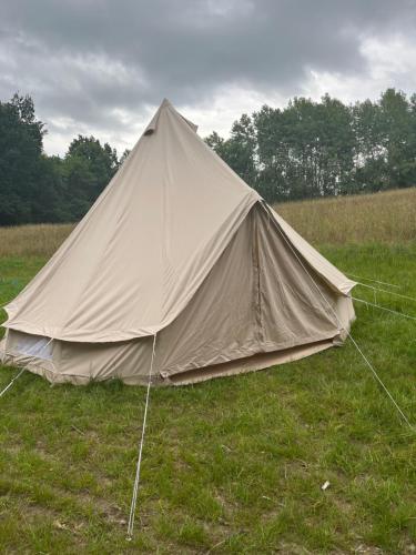 DołgieHelagust的草场上的大型棕褐色帐篷