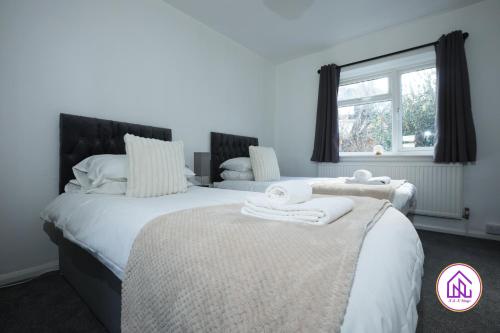 巴斯Highfield House, Great Location, Free Parking的一间卧室设有两张床和窗户。