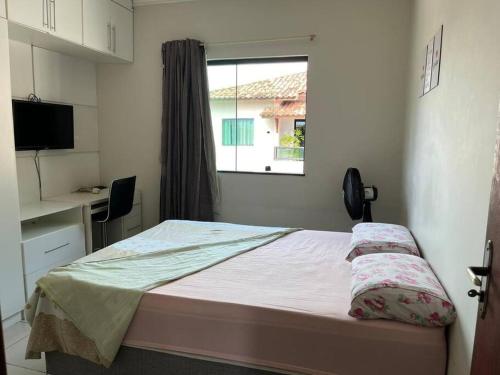 塞古罗港Apartamento mobiliado的一间小卧室,配有床和窗户