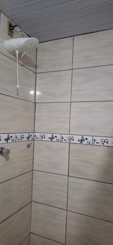 伊达贾伊Descanse e aconchego的墙上设有蓝色鸟淋浴的浴室