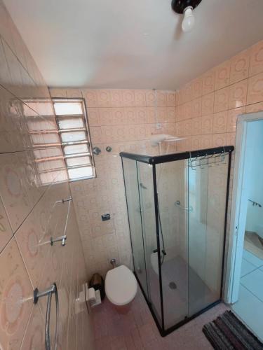 圣保罗Hospedagem Riccetti´s - Consulado Americano的一间带玻璃淋浴和卫生间的浴室