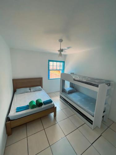 圣保罗Hospedagem Riccetti´s - Consulado Americano的一间卧室,床上有两件绿色物品