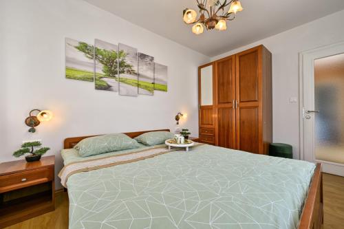 Veliko TrgovišćeHoliday House Sunny Hill的一间卧室配有一张大床和一张桌子