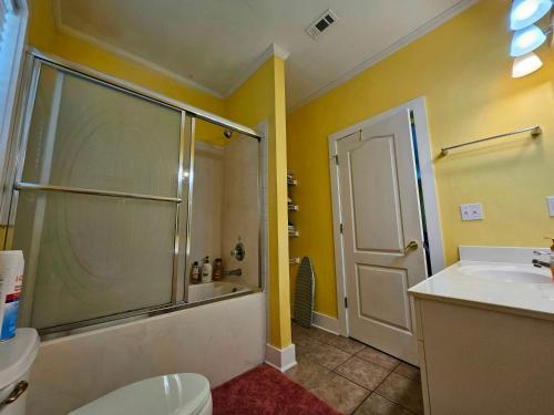 佩尔迪多基Perdido Key Purple Parrot Resort的带淋浴、卫生间和盥洗盆的浴室