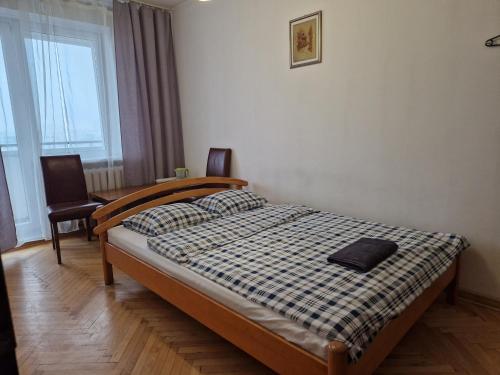 华沙Niebieski Meander Pokoje blisko metra的一间卧室配有一张床、一张书桌和一个窗户。