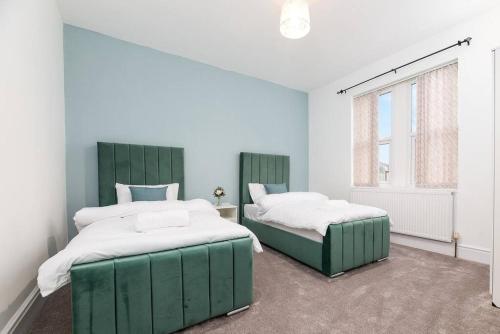 诺丁汉Holiday Lodge, close to Nottingham City Centre的一间卧室设有两张床和窗户。